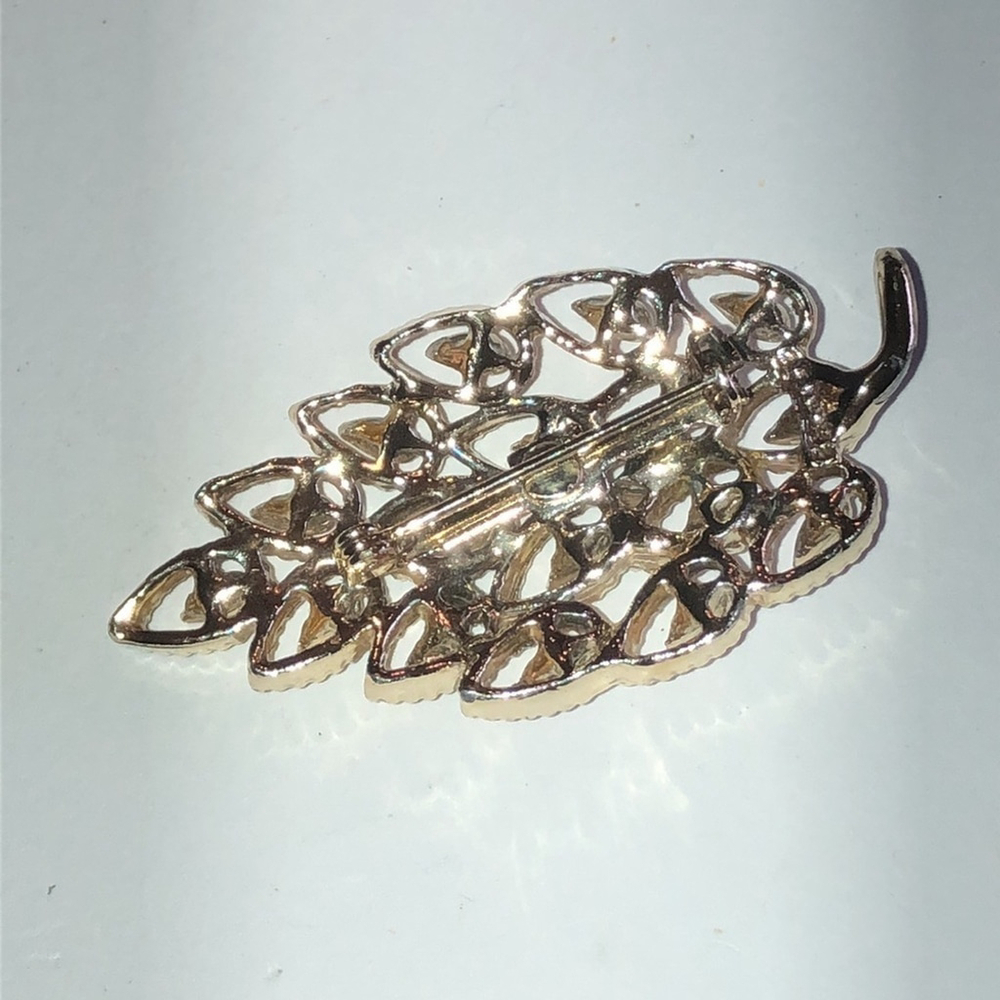 Gerry’s Vintage Light Gold Tone Enamel Leaf Brooch Shoulder Pin - Picture 4 of 6